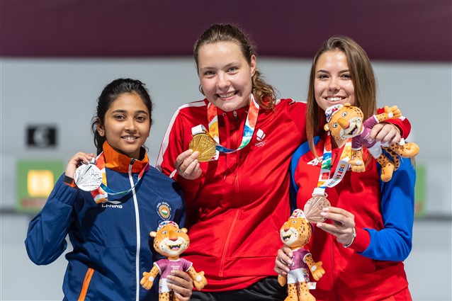 The 18-year-old Danish shooter nailed a great 10.4 and won an exciting 10m Air Rifle Women final, prevailing over India’s Mehuli Ghosh, who fired a disappointing 9.1 in her 24th and last shot. The bronze medal was awarded to Serbia’s Marija Malic.